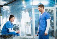 Limitless – Werden unter Quarantäne gestellt: Brian (Jake McDorman, r.) und Rebecca (Jennifer Carpenter, l.).
