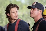10.5 - Apokalypse – Will (Oliver Hudson) und Brad Malloy (Dean Cain,r.) werden in die Teams eingeteilt, die nach verschütteten überlebenden in der Stadt Sun Vally suchen sollen.