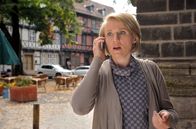 Alles Klara – Sylvia Wegener (Winnie Böwe) erhält einen Anruf.