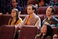 The Big Bang Theory – Bei einem Kinobesuch mit Penny, Leonard, Raj und Stuart (Kevin Sussman, r.), erzwingt Amy (Mayim Bialik, l.) Händchenhalten von Sheldon (Jim Parsosns, M.), was ihm allerdings gar nicht recht ist ...
