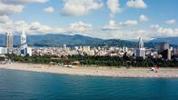 Im Flug über Georgien – Die Hafenstadt Batumi liegt nahe der Grenze zur Türkei am Schwarzen Meer.