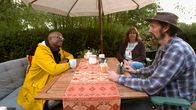 Yared kommt rum – Der gebürtigen Warper Björk Gumz und seine Frau Birgit produzieren ihren eignen Honig, den Yared Dibaba (l.) bei einer Tasse Tee probiert.