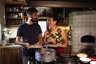 Zu Tisch ... – Zu Tisch Triester Karst – Italien Saša Zerjal und Vesna Guštin haben Spass beim Kochen. Copyright: SRF/Berlin Producers/Moritz Zschocke