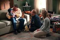 Modern Family – Cameron (Eric Stonestreet, 2.v.l.), Mitchell (Jesse Tyler Ferguson, 2.v.r.) und Laura (Annie Tedesco, r.)