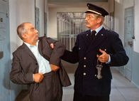 Fantomas – L-R: Kommissar Juve (Louis de Funes) und ein Gefängniswärter