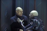 Star Trek: Nemesis – Shinzon (Tom Hardy, r.) hat nur eines im Sinn - er will Picard (Patrick Stewart, l.) gefangen nehmen und die Erde zerstören ...