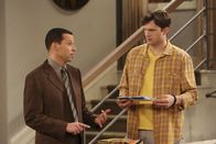 Two and a Half Men – Alan (Jon Cryer, l.) ist frisch verknallt in Larrys Schwester Gretchen, während Walden (Ashton Kutcher, r.) damit fertig werden muss, dass seine Freundin Nicole für ein gutes Jobangebot die Stadt verlässt ...