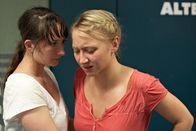 Die Unsichtbare – Irina (Anna Maria Mühe, r.) gehört zu den Schauspielstudenten, die von Anfang an auf sich aufmerksam machten. Ein großes Talent, Fine (Stine Fischer Christensen) dagegen tut alles dafür, um nicht aufzufallen.