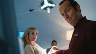 American Horror Story – Anna Victoria Alcott (Emma Roberts, l.), Dr. Andrew Hill (Denis O'Hare, r.)