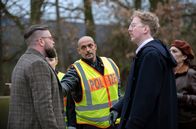 Großstadtrevier – Lukas Petersen (Patrick Abozen, M) versucht die Streithähne Roderick Brüggemann (Uke Bosse, r.) und Guido Schneider (Andreas Birkner, l.) zu trennen.