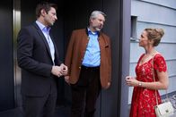 Die Rosenheim-Cops – Die Kommissare Hansen (Igor Jeftic, l.) und Stadler (Dieter Fischer, M.) treffen bei ihren Ermittlungen auf Antje Sperl (Deborah Müller, r.), deren Ehemann der Ex-Freund des Mordopfers ist.