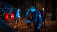 SOKO Wismar – Auf einem Spielplatz stören Violetta (Amelie Herres, 2. v. l.), Marek (Alvar Goetze, r.) und Simon (Elmo Anton Stratz, l.) lautstark die Nachtruhe der Nachbarn. Timmermann (Mathias Junge, 2. v. r.) schickt die aufgedrehten Jugendlichen nach Hause. Doch am nächsten Morgen ist einer von ihnen tot.