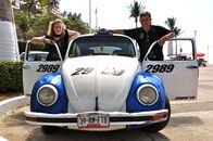 Verrückt nach Meer – Entertainerin Kiona und Kreuzfahrtdirektor Thomas Gleiß posieren an einem alten VW Käfer in Acapulco, Mexiko.