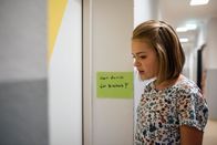 Schloss Einstein – Cäcilia (Carlotta Weide) steht vor einer verschlossenen Tür.