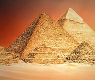 Ancient Apocalypse – Die Großen Pyramiden von Gizeh wurden während der vierten Dynastie des Alten Ägyptens, zwischen 2600 und 2500 vor Christus, erbaut.