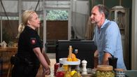 Rote Rosen – Sandra (Theresa Hübchen, l.) erhält weitere, verwirrende Signale von Mathias (Makke Schneider, r.)