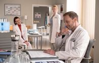 In aller Freundschaft – ARD/MDR IN ALLER FREUNDSCHAFT FOLGE 923, "Wennschon - Dennschon" Uhr im ERSTEN. (Ab 30.03.2021, 21:00 Uhr in der Mediathek) Dr. Maria Weber (Annett Renneberg, li.) möchte mit ihrem Lebensgefährten Dr. Kai Hoffmann (Julian Weigend) am Abend ins Kino. Doch französische Komödien sind nicht so seins. Kais Ex-Frau Dr. Ina Schulte (Isabell Gerschke, stehend) bekommt das mit uns gibt noch weitere Anekdoten zum Besten.