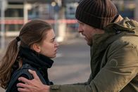 Jenseits der Spree – Überwachungskameras des Einkaufszentrums zeigen, dass Hannes Seidel (Nils Malten, r.) vor seinem Tod mit seiner Nichte Lilly Seidel (Alexandra Pfeifer, l.) einen heftigen Streit hatte. Seit dem ist die junge Frau spurlos verschwunden.