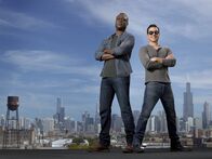 Sirens – (1. Staffel) - Als beste Freunde zusammen auf den Straßen Chicagos unterwegs: Die Sanitäter Hank (Kevin Daniels, l.) und Johnny (Michael Mosley, r.) ...