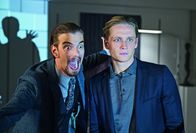 Der Nanny – L-R: Bauunternehmer August (Joko Winterscheidt) und Clemens (Matthias Schweighöfer) planen ein neues Bauprojekt. Doch dazu müssen sie eine reiche Investorin gewinnen, was gar nicht so einfach ist .