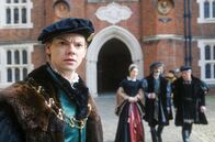 Wolf Hall – Rafe (Thomas Brodie-Sangster, li.) ist schockiert, als er sieht, wie sein guter Freund festgenommen wird.