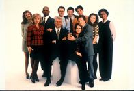 Chaos City – (1. Staffel) - Das Team des Bürgermeisters von New York City (v.l.n.r.): Nikki (Connie Britton), Helen (Deborah Rush), Carter (Michael Boatman), Bürgermeister Winston (Barry Bostwick), Stuart (Alan Ruck), Paul (Richard Kind), James (Alexander Gaberman), Ashley (Carla Gugino), Mike (Michael J. Fox), Karen (Taylor Stanley) und Janelle (Victoria Dillard).