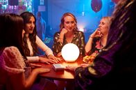 Hullraisers – Als sich Ashley (Natalie Davies, l.), Rana (Taj Atwal, 2.v.l.), Toni (Leah Brotherhead, 3.v.l.) und Paula (Sinead Matthews, r.) während der Party zu einer Wahrsagerin setzen, erfahren die Frauen ein Geheimnis, das alle schockiert.