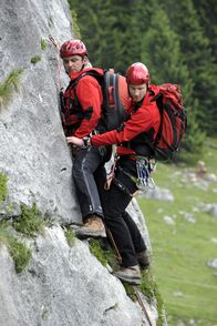 Der Bergdoktor – Die Gruber-Brüder (Hans Sigl, l., Heiko Ruprecht, r.) in der Wand.