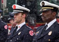 Chicago Fire – Sie erweisen einem Jungen die letzte Ehre: Jesse Spencer als Matthew Casey; Eamonn Walker als Chief Boden