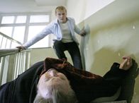 Bloch – hr-fernsehen BLOCH: DER FREUND MEINER TOCHTER, Fernsehfilm, Deutschland 2005, Regie Kilian Riedhof Uhr. Soeben ist Bloch (Dieter Pfaff) die Treppe herabgestürzt. Henny (Devid (Striesow) ist entsetzt.
