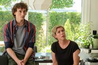 Der Alte – Nina (Brigitte Zeh) und ihr Sohn Theo Feldkamp (Jonathan Lade) sind tief bestürzt über den Tod des Ehemanns und Vaters.
