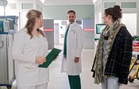 In aller Freundschaft – Valea Radu (Emma Floßmann, re.) fragt Schwester Miriam ((Christina Petersen, li.) nach ihrer Freundin Frieda, die nach einem Hundebiss in die Sachsenklinik eingeliefert wurde. Als Dr. Kai Hoffmann (Julian Weigend, mi.) das mitbekommt, hofft er, dass Valea mehr zu dem Hund und den Umständen des Unfalls sagen kann. Doch auch Valea hält sich bedeckt.