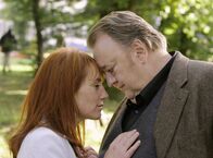 Bloch – 15 Uhr im Ersten. Clara (Ulrike Krumbiegel) und Bloch (Dieter Pfaff) haben zwar eine schwere Beziehungskrise, hängen aber trotzdem aneinander.