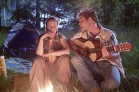 Sechserpack – Das romantische Highlight des gemeinsamen Camping-Urlaubs: Ein Abend vor dem Lagerfeuer. Nur der Typ ist wirklich nervig! (Nina Vorbrodt, l. und Mirco Reseg, r.)