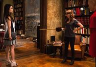 Elementary – Joan (Lucy Lui, l.) lässt nicht locker und endlich erfährt sie mehr über Kittys (Ophelia Lovibond, r.) Vergangenheit ...