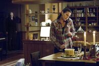 The Strangers – Während Kristen McKay (Liv Tyler, r.) in dem einsamen Landhaus auf ihren Freund wartet, der Zigaretten kaufen gefahren ist, dringt ein maskierter Mann (Kip Weeks, l.) ein ...