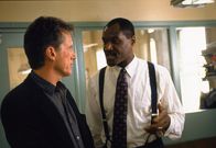 Auf die harte Tour – Captain Brix (Delroy Lindo, r.) hat eine ganz besondere Überraschung für John Moss (James Woods, l.) ...