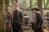 Outlander - Die Highland-Saga – Sam Heughan (Jamie Fraser), Caitriona Balfe (Claire Randall Fraser), John Bell (Ian Murray, jung).