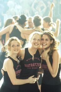 Mädchen Mädchen! – L-R: Lena (Karoline Herfurth), Inken (Diana Amft) and Victoria (Felicitas Woll)