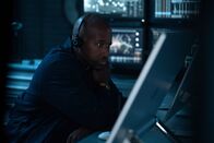 Alex Rider – Die Jagt auf den Cyber-Terroristen hat für die Abteilung nun höchste Priorität. Als sich Smithers (Nyasha Hatendi) den Code genauer ansieht, erkennt er plötzlich ein Muster.