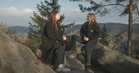 aspekte – Moderatorin Salwa Houmsi (l.) sitzt mit der Forstwissenschaft-Studentin Anna (r.) im Elbsandsteingebirge auf einem Hügel aus Stein