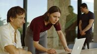 Hidden Agenda – Teddy (Alexej Manvelov, r.) und Emily (Josefin Asplund) lassen sich von Mats (Jonatan Blode, l.) die Beweise zeigen, wegen denen er aus Angst vor Rache in den Untergrund abgetaucht ist.