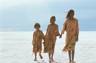 Long Walk Home (ARTE) (100% Drama) (100% Drama) (100% Haus & Garten) – Molly (Everlyn Sampi, re.), Daisy (Tianna Sansbury, li.) und Gracie (Laura Monaghan, Mi.) fliehen aus dem Erziehungsheim und versuchen, wieder nach Hause zu gelangen.