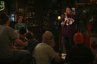 How I Met Your Mother – Marshall (Jason Segel, r.) nimmt Robin mit in eine Bar, die ihn an seine Heimat Minnesota erinnert. Robin ist begeistert ...