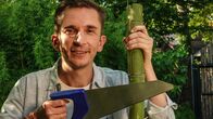 PUR+ – Moderator Eric Mayer ist im Zoo Berlin und besucht dort die Pandabären-Familie. Wie kommen die Pandas an das essbare Innere? Eric Mayer macht ein kleines Experiment, um herauszufinden, wie schwierig es ist, Bambusstangen zu knacken und zu schälen. Wie läuft ein medizinisches Training mit dem Papa Pandabär ab? Und was wird im Zoo noch getan, um der bedrohten Tierart zu helfen?
