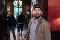 jerks. – Christians (Bild) Freundin Emily ist am Boden zerstört, als sie erfährt, dass sie doch nicht schwanger ist. Um das Trauma zu verarbeiten, besuchen die beiden eine Selbsthilfegruppe und das Verhängnis nimmt seinen Lauf ...