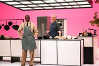 Böhmi brutzelt – Jan Böhmermann (r.) mit Bruce Darnell (l.) in der Sendung "Böhmi brutzelt"