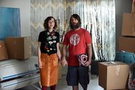 The Last Man on Earth – Carol (Kristen Schaal, l.) bittet Tandy (Will Forte, r.) darum, sein Sperma zu untersuchen, weil sie immer noch nicht schwanger ist. Doch das Ergebnis des Tests bringt Tandy schließlich ins Straucheln ...