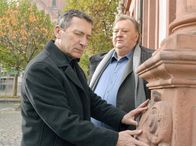 Bloch – hr-fernsehen BLOCH: DER MANN IM SMOKING, Fernsehfilm, Deutschland 2006, Regie: René Heisig Uhr. Gemeinsam mit Bloch (Dieter Pfaff, re.) versucht Albert (Rudolf Kowalski), einen Weg zu seinen verschütteten Erinnerungen zu finden. Aufgrund eines Briefes aus Mainz sind die beiden dorthin gefahren, um auszuprobieren, ob sinnliche Eindrücke "Alberts" Erinnerungen wecken.