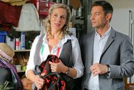 Die Rosenheim-Cops – Nachdem Hansen (Igor Jeftic, r.) Dagmar Hübner (Franziska Ball, l.) mit seinem Verdacht konfrontiert, gerät die Kostümbildnerin in Erklärungsnöte.